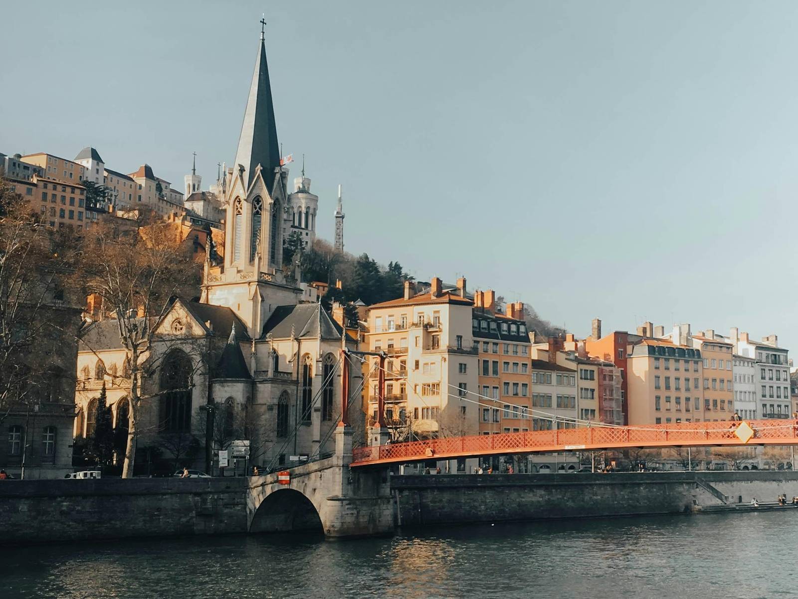 L’église Saint-Georges et la passerelle rouge sur la Saône, au pied de la colline et de la basilique de Fourvière, à Lyon